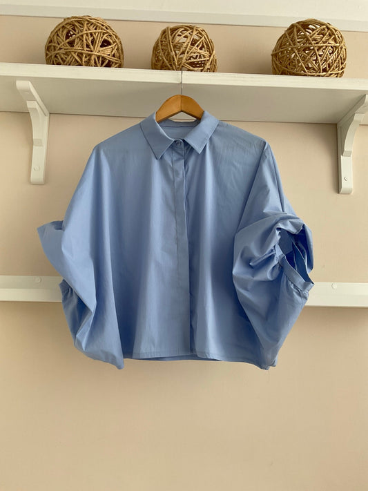 Camisa azul celeste con mangas abullonadas vista frontal