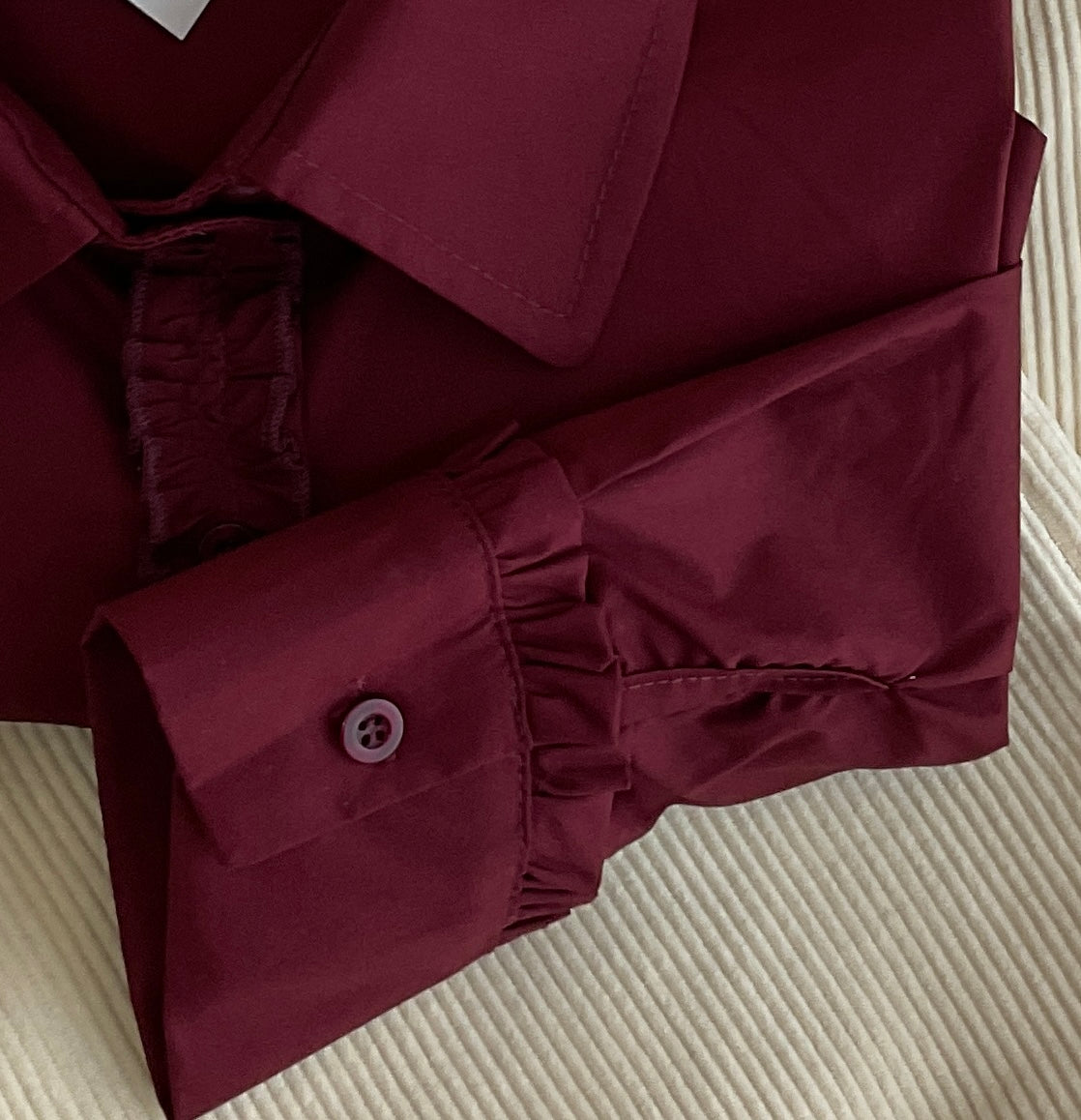 Burdeos | Camisa Spandau - detalle del puño y volante
