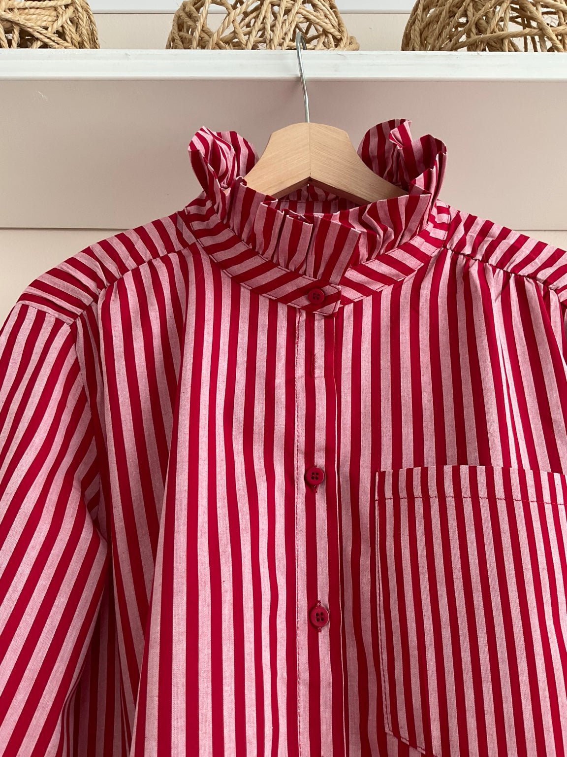 Rojo | Camisa Warhol - detalle del cuello y bolsillo