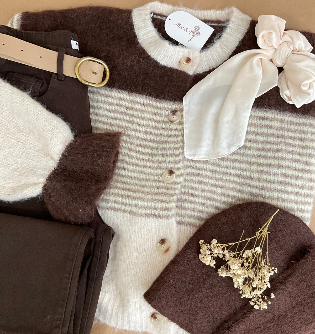 Cárdigan Bohemiam - detalle con accesorios