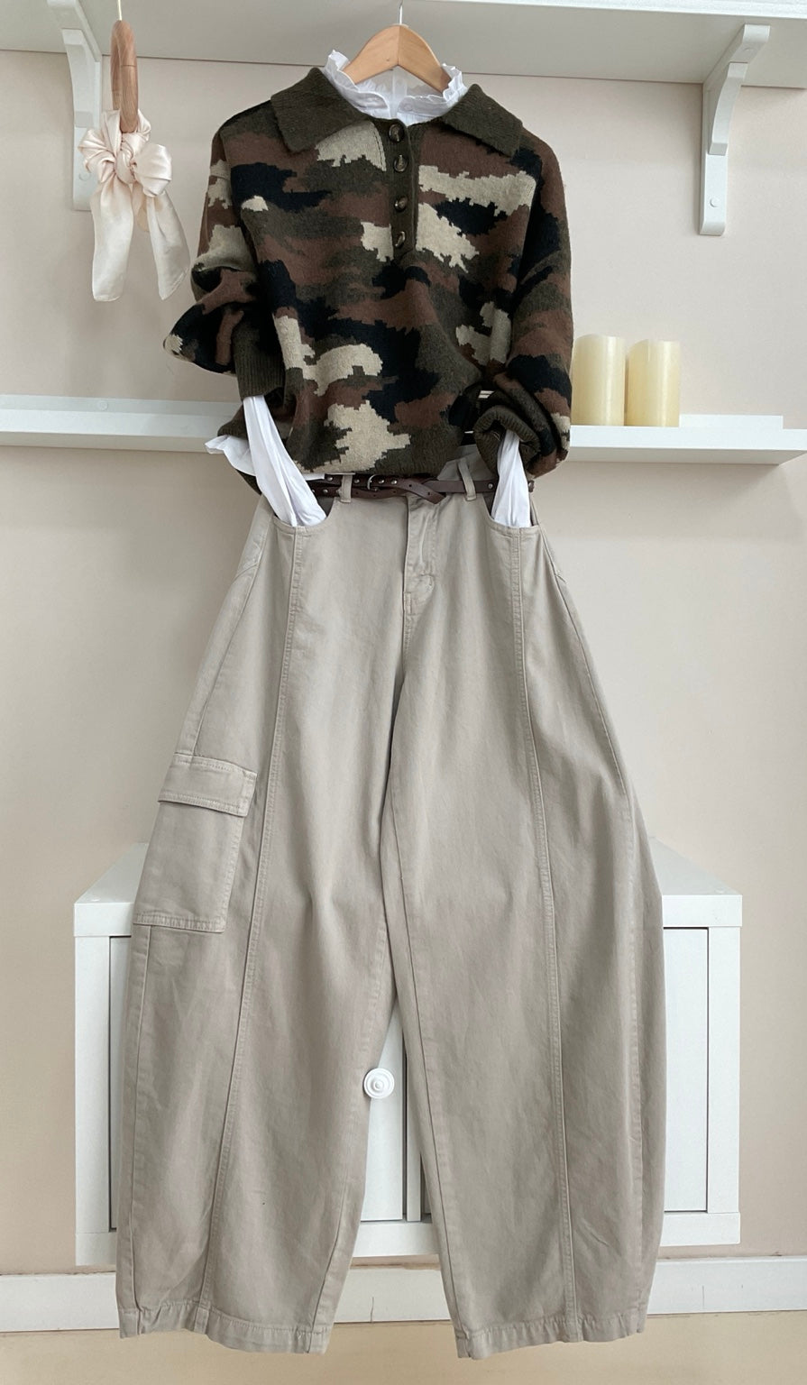 Taupe | Pantalón Cargo - look con jersey camuflaje