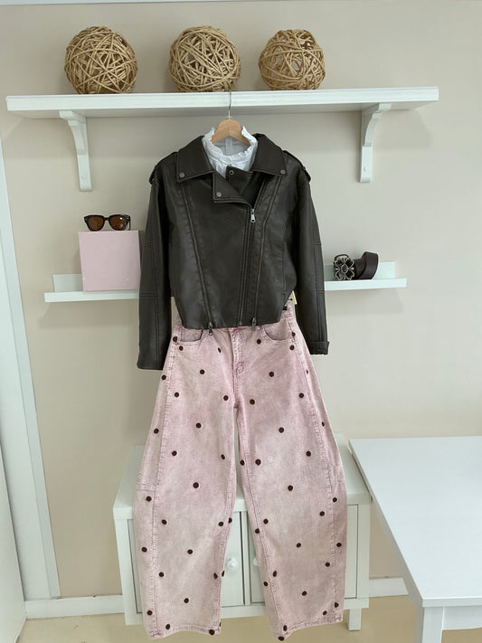 Look completo con cazadora biker marrón y pantalón rosa de lunares