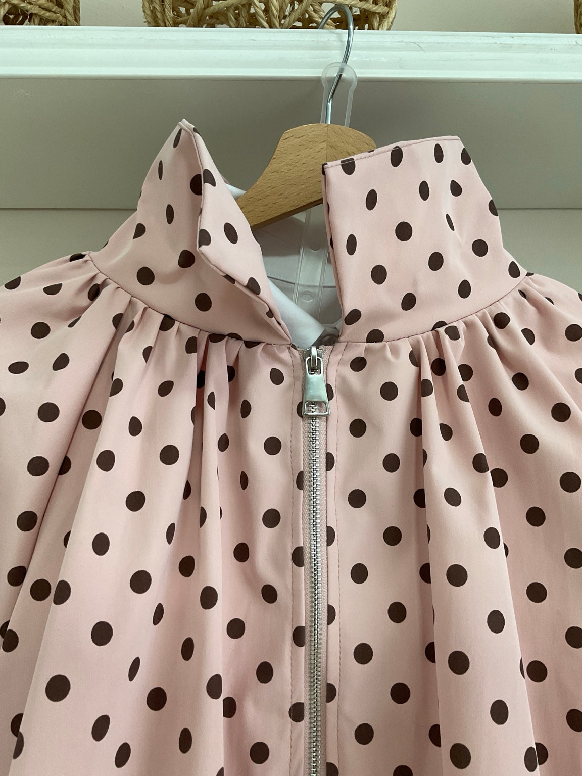 Rosa/Chocolate - Chaqueta Topos detalle de cuello y cremallera