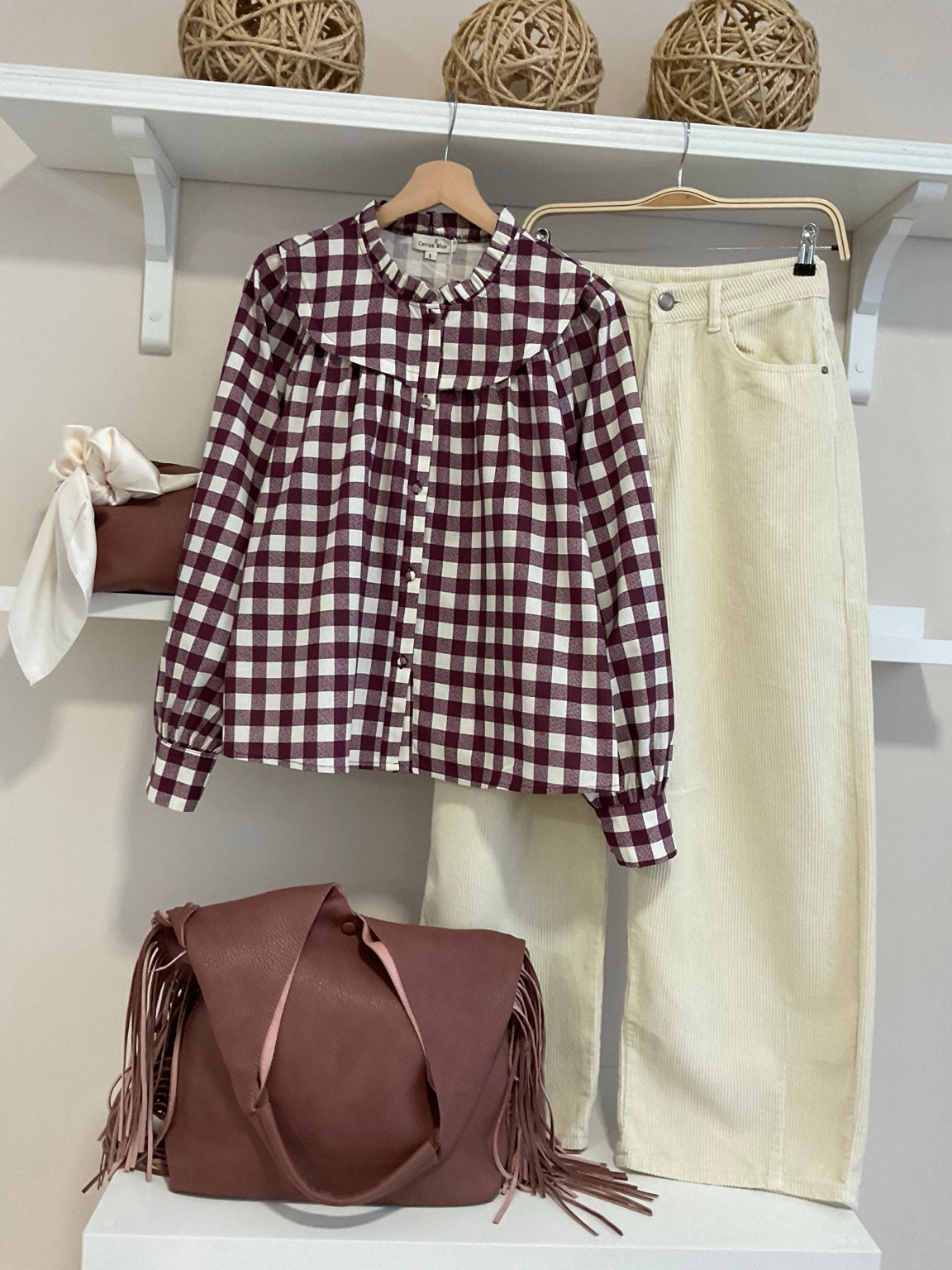 Camisa Cora de cuadros con pantalón de pana gruesa crema - look completo