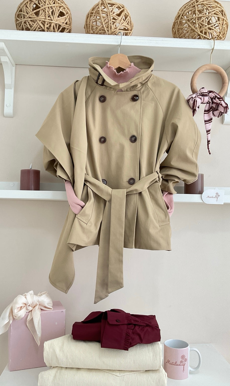 Camel | Gabardina Scotland - look frontal con jersey rosa