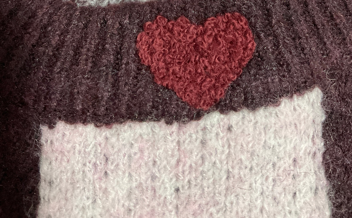 Burdeos/Rosa | Jersey Rayas Amour - detalle del corazón y del punto