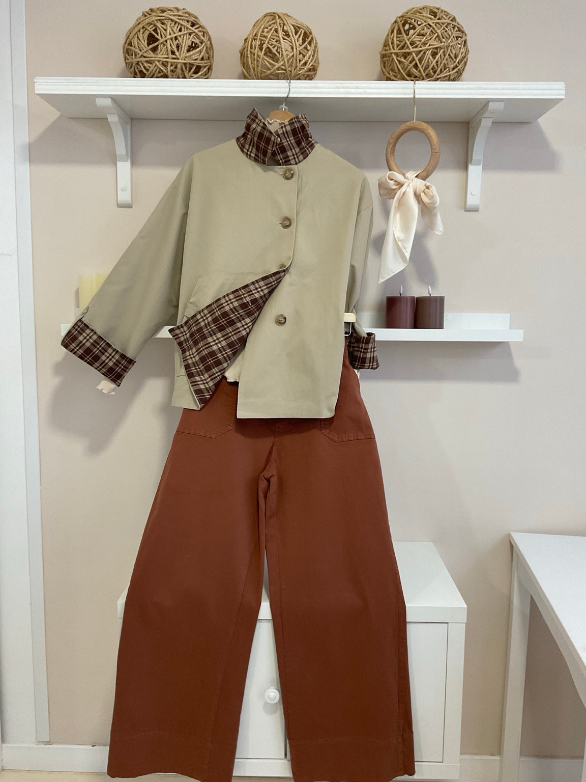 Look Matilusca: pantalón Wide Leg Pavement caldera con gabardina Hepburn camel
