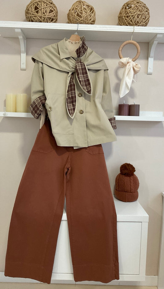 Gabardina Hepburn beige estilizada con cuello de cuadros y pantalón terracota