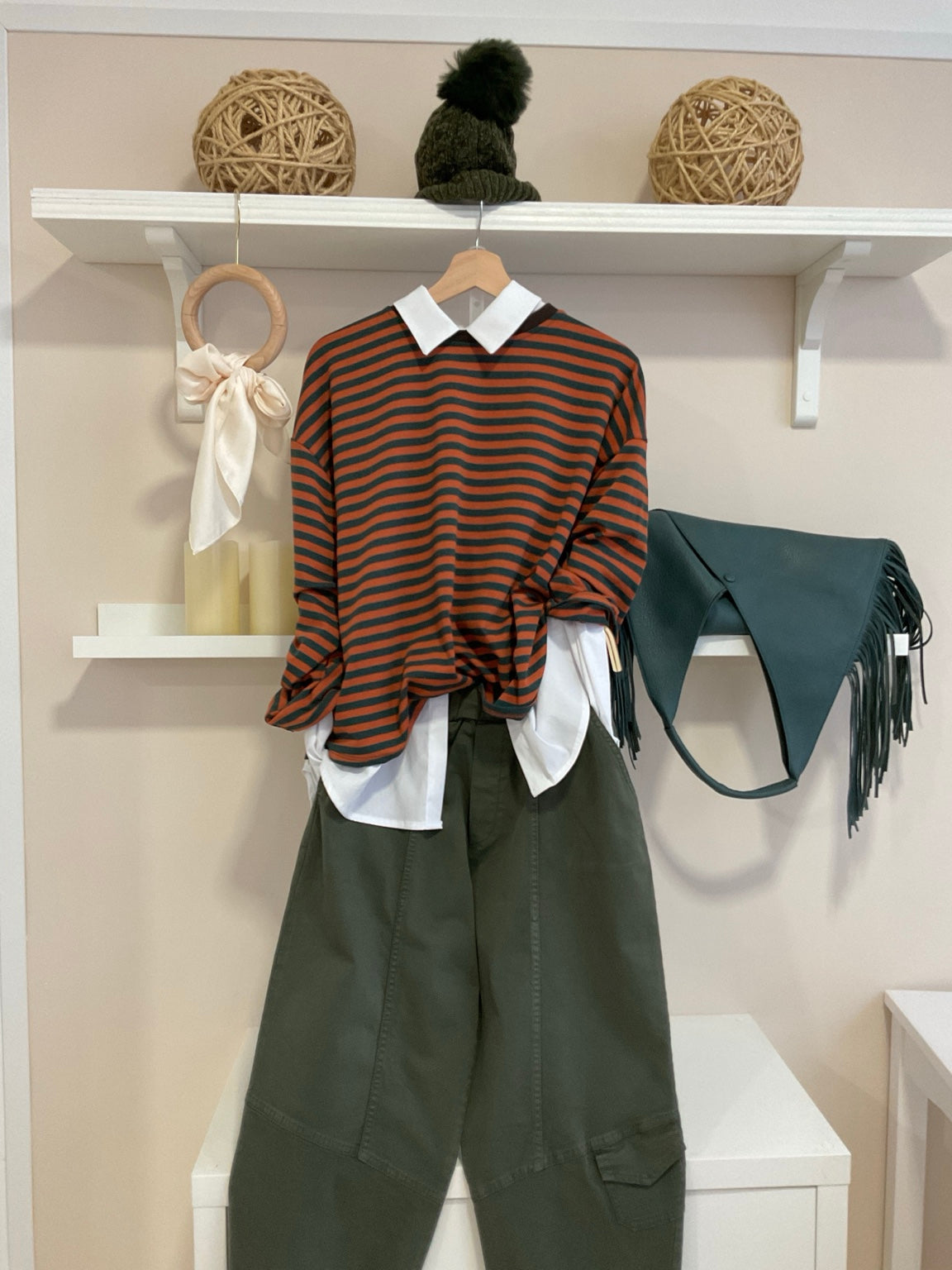 Look camiseta Cobain Teja/Verde y pantalón O'Neill caqui