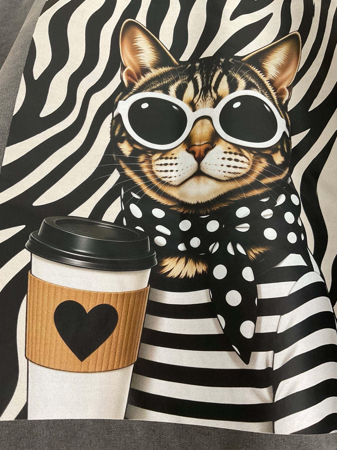 Gris | Sudadera Theon - detalle del estampado del gato