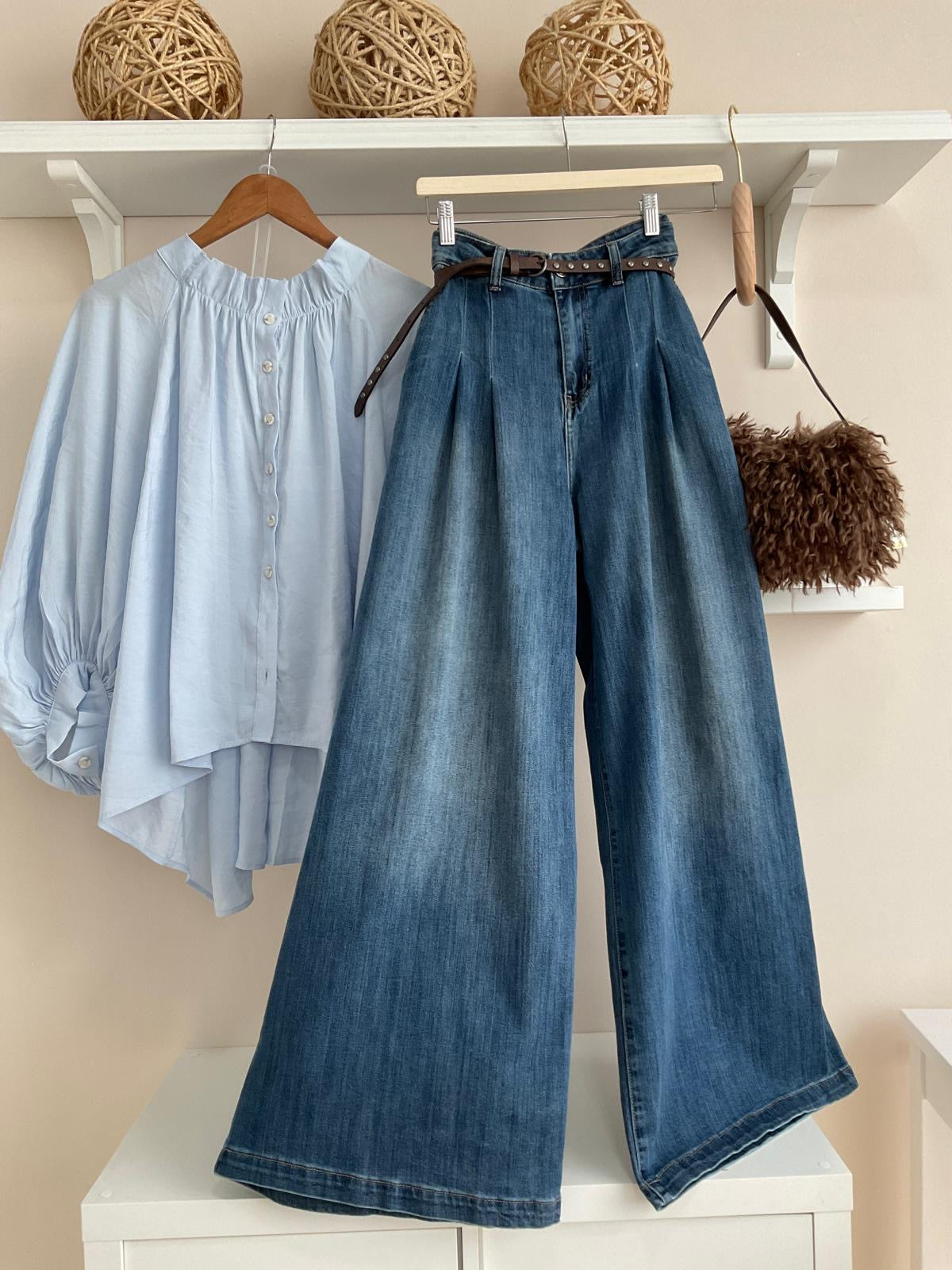 Tejano Palazzo Pinzas Peñíscola, look con Camisa New Romantic celeste