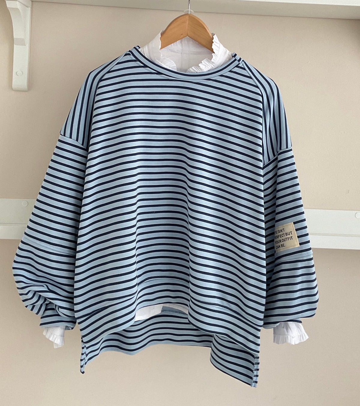 Sudadera Life isn't perfect azul y marino vista frontal