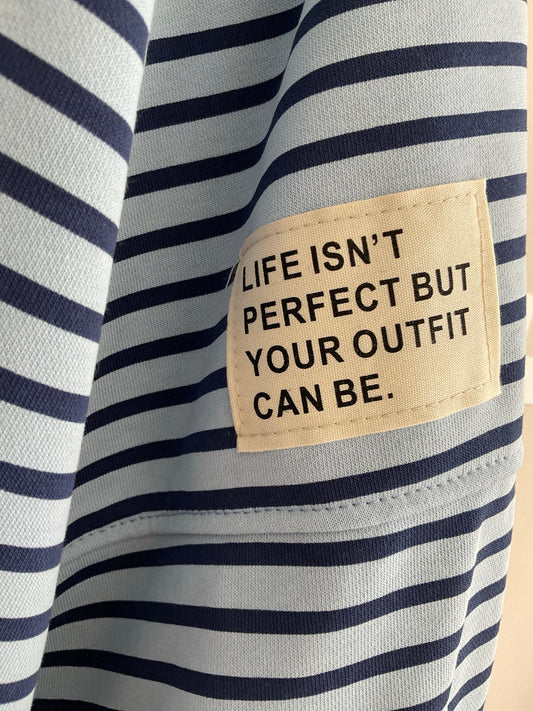 Detalle mensaje de sudadera Life isn't perfect