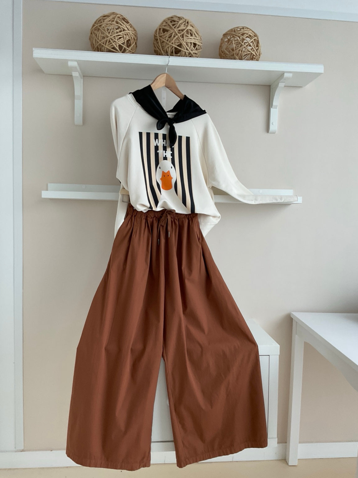 Look completo con sudadera Marino/Crema