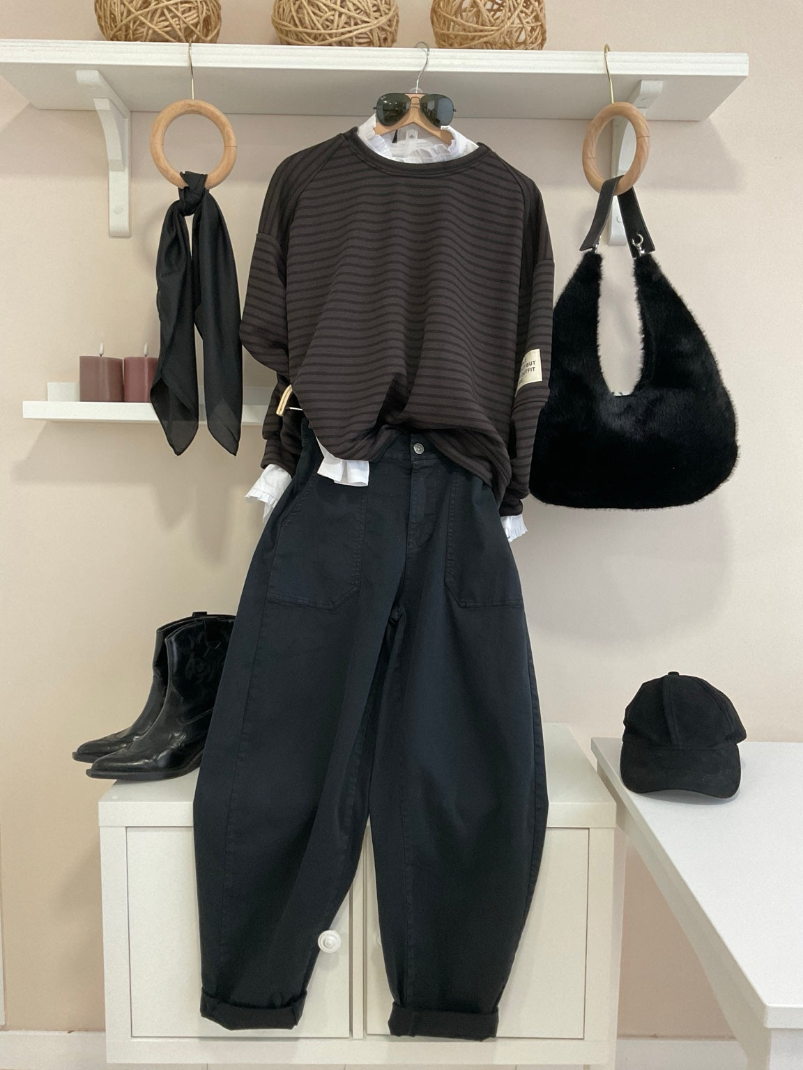Look con sudadera oversize de rayas chocolate y negro y pantalón balloon negro