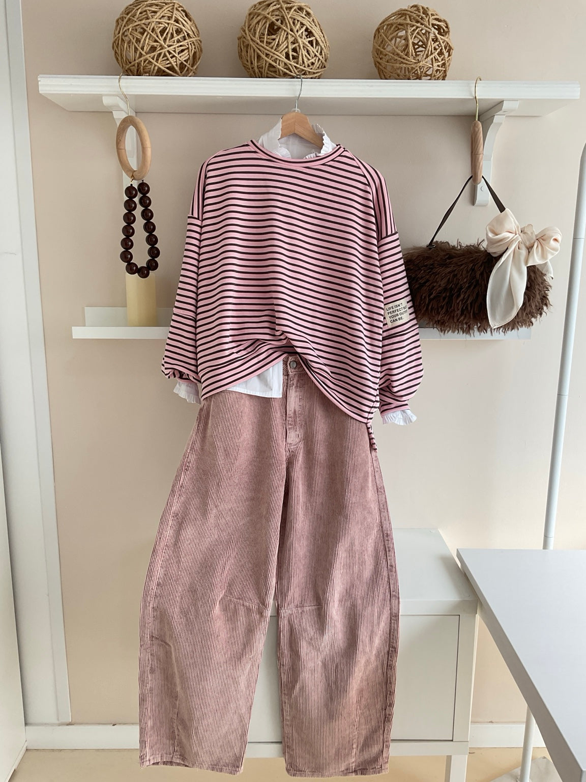 Look completo con sudadera de rayas rosa y chocolate y pantalón rosa