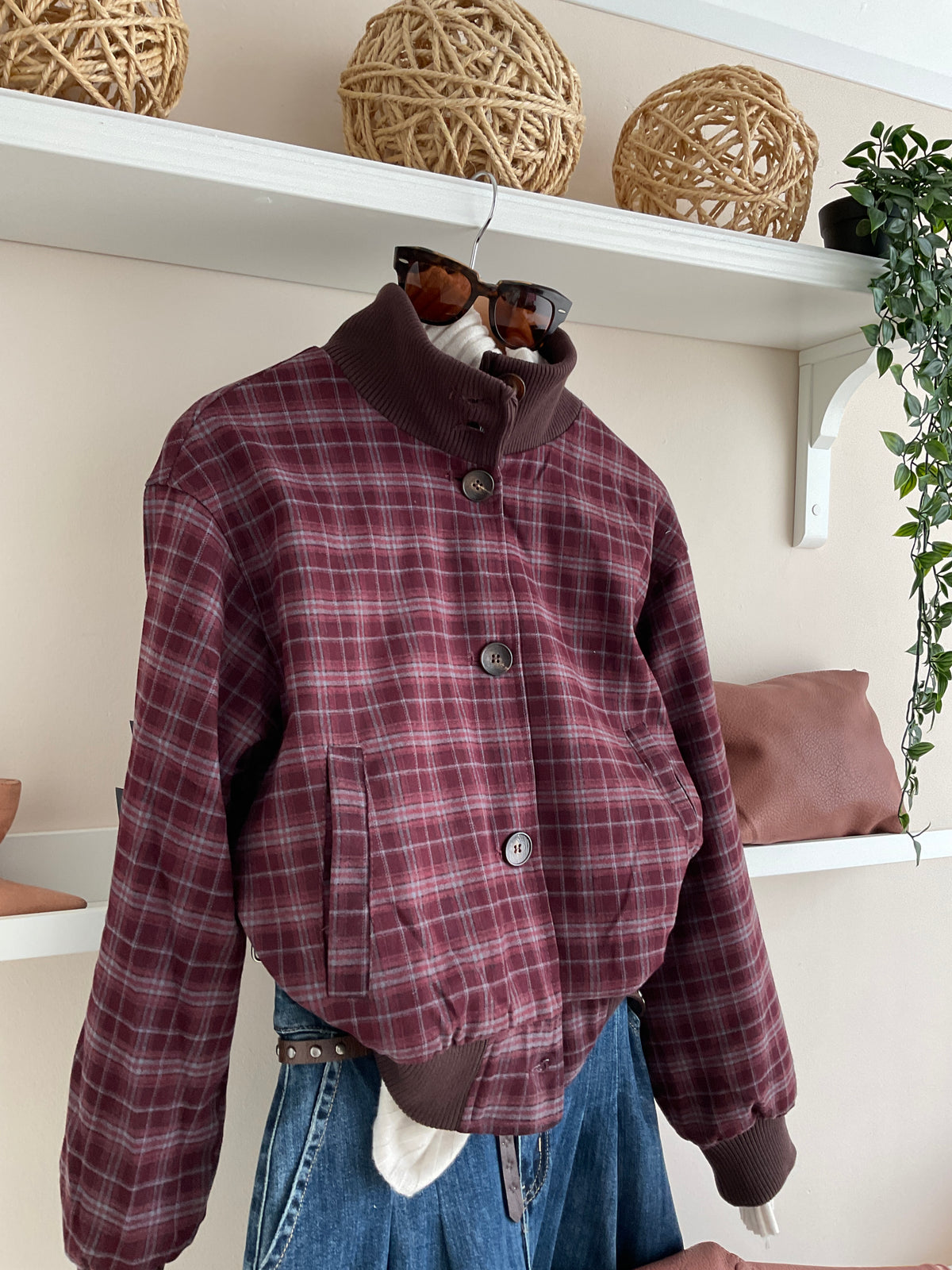 Chaqueta Bomber Highland de cuadros burdeos - detalle de la prenda