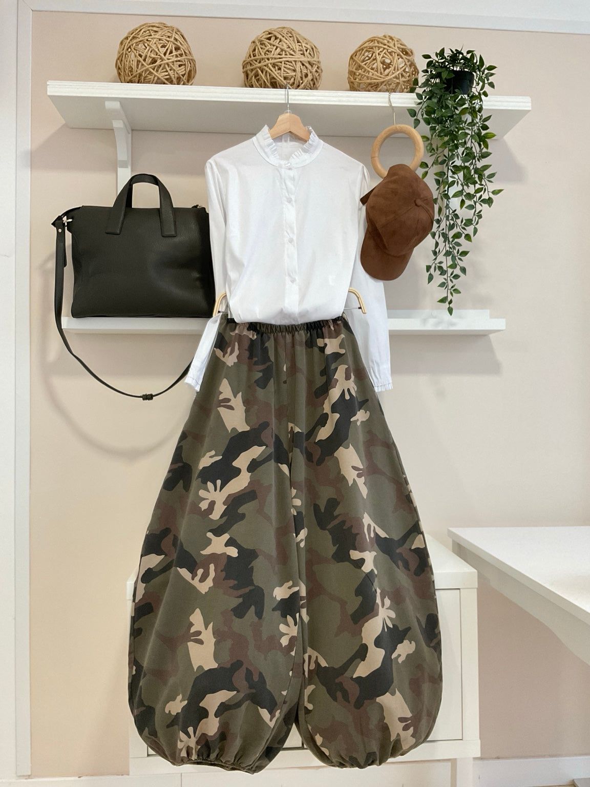 Pantalón Kaki camuflaje - look con camisa blanca