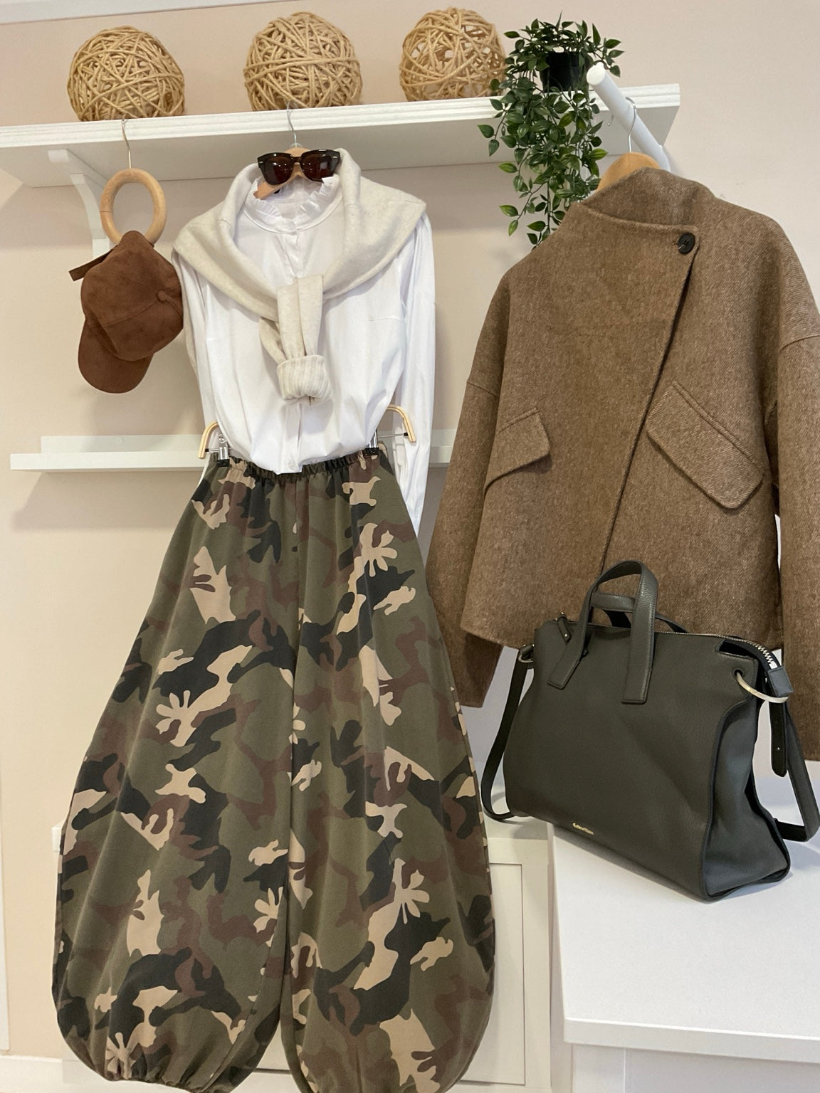 Pantalón Kaki camuflaje - look con chaqueta marrón