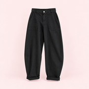 Negro | Pantalón Balloon - catálogo completo sobre fondo rosa