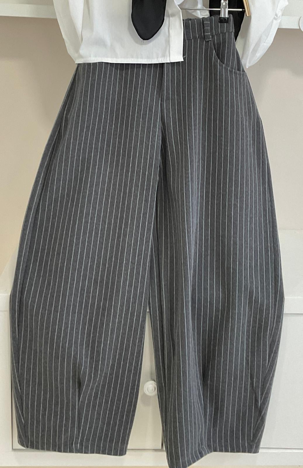 Gris | Barrel Raya Diplomática con camisa blanca abullonada - pantalón
