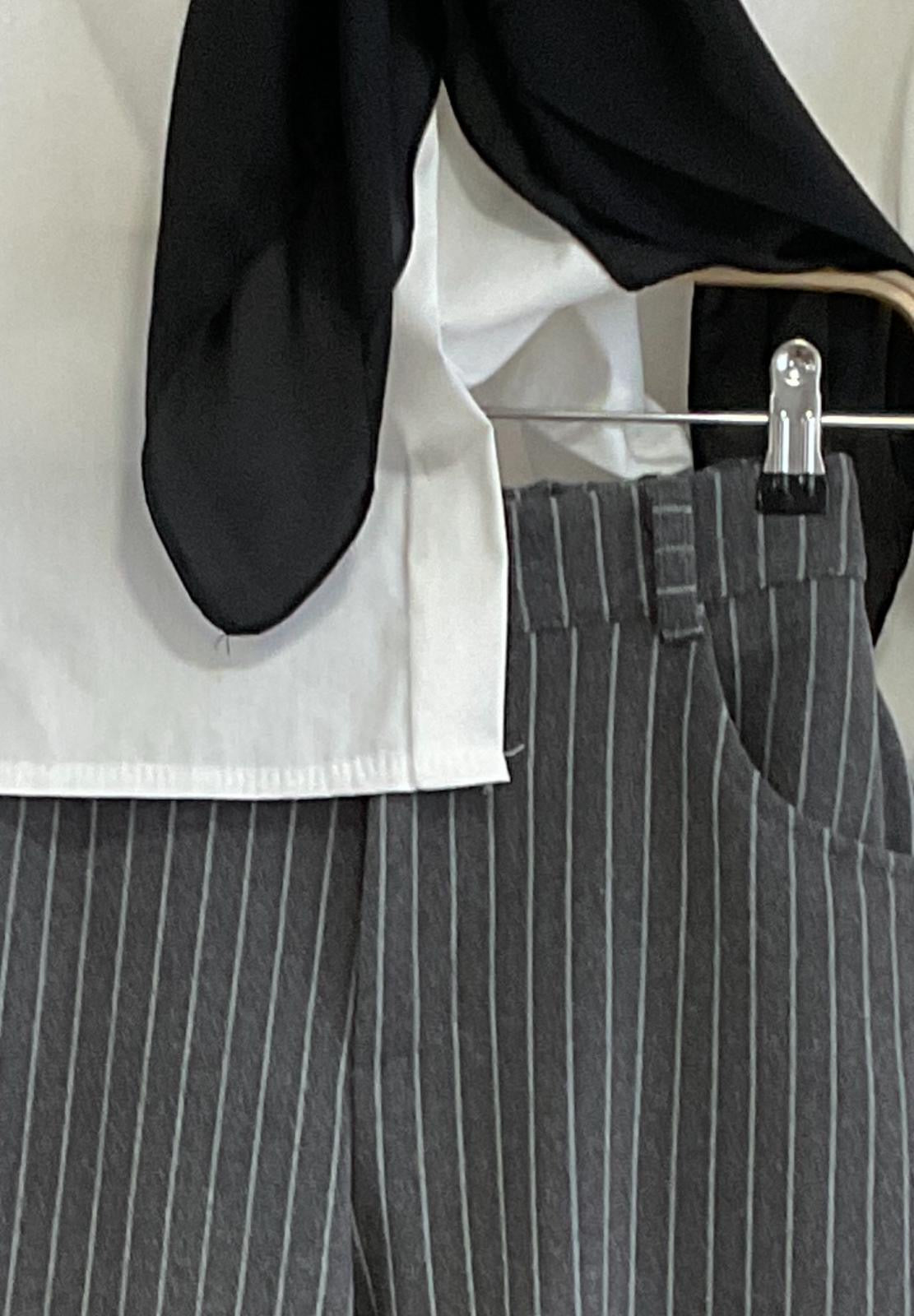 Gris | Barrel Raya Diplomática con camisa blanca abullonada - detalle