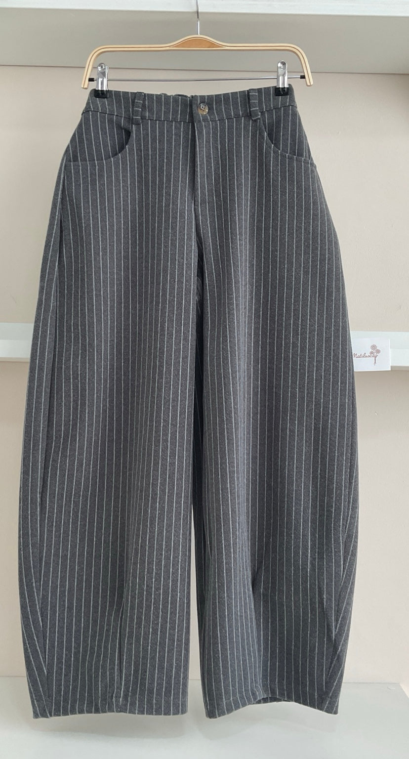 Pantalón Barrel Raya Diplomática gris - vista frontal cercana