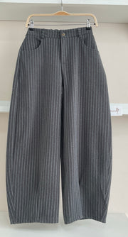 Pantalón Barrel Raya Diplomática gris - vista frontal cercana