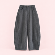 Gris | Pantalón Barrel Raya Diplomática - catálogo completo sobre fondo rosa