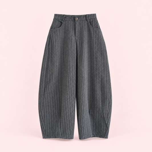 Gris | Pantalón Barrel Raya Diplomática - catálogo completo sobre fondo rosa