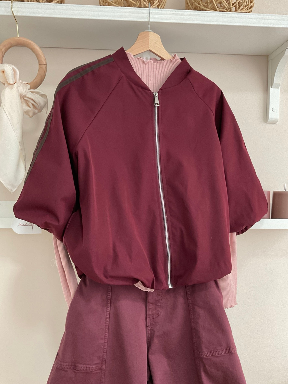 Burdeos | Cazadora Bomber Rayas Laterales - look con jersey rosa y pantalón burdeos
