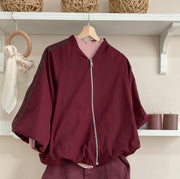 Burdeos | Cazadora Bomber Rayas Laterales - detalle del look con jersey rosa