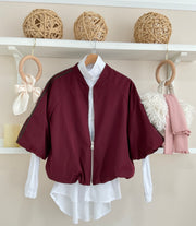Burdeos | Cazadora Bomber Rayas Laterales - vista frontal con camisa blanca