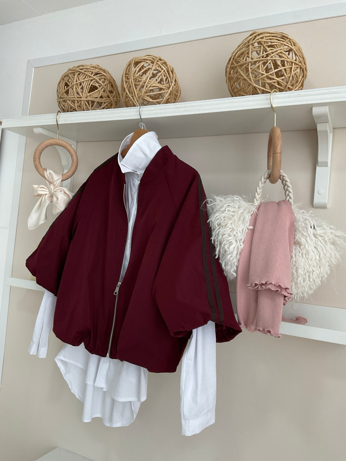 Burdeos | Cazadora Bomber Rayas Laterales - vista del conjunto con camisa blanca