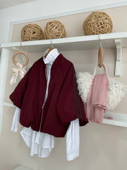 Burdeos | Cazadora Bomber Rayas Laterales - vista del conjunto con camisa blanca
