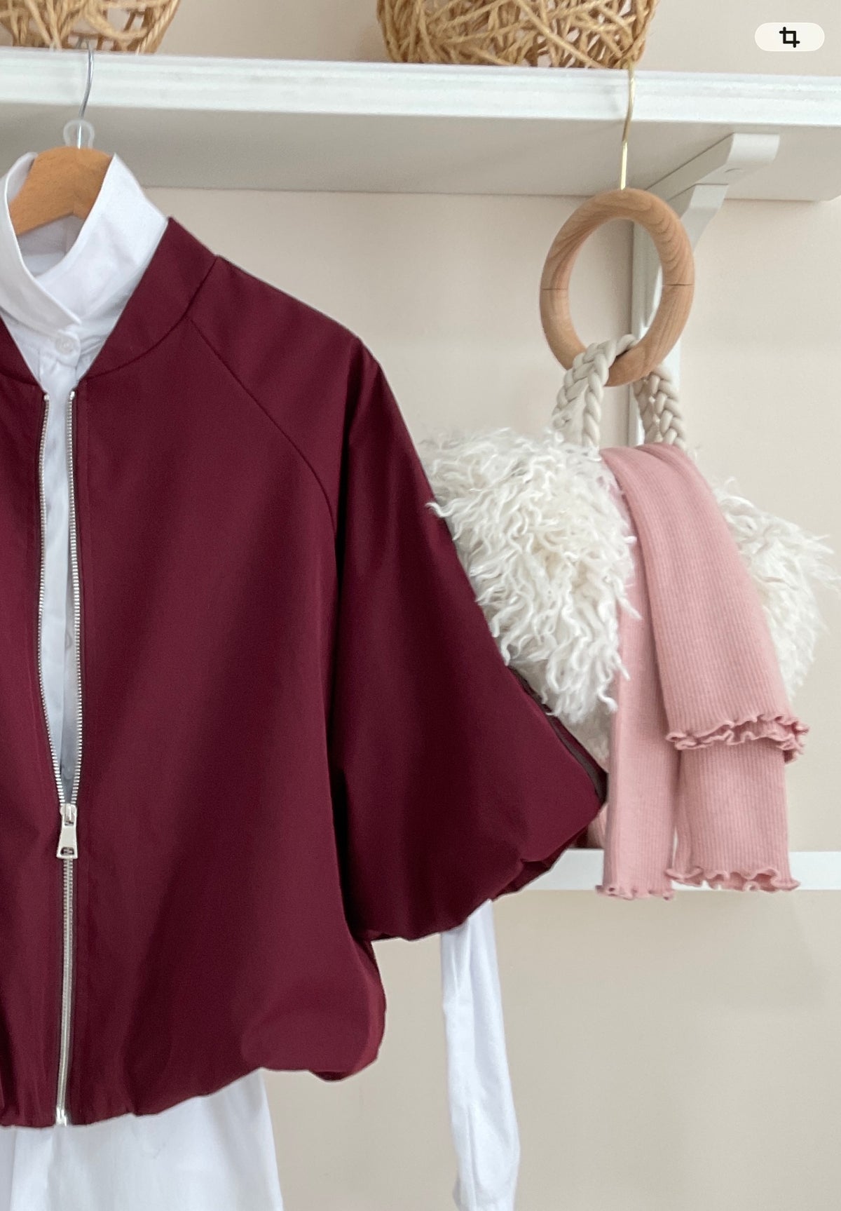 Burdeos | Cazadora Bomber Rayas Laterales - detalle de cremallera y manga