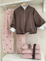 Cazadora bomber marrón con rayas laterales y pantalón rosa de pana con topos