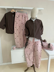 Cazadora bomber marrón con rayas laterales y pantalón rosa de pana con topos