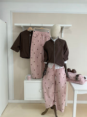 Cazadora bomber marrón con rayas laterales y pantalón rosa de pana con topos