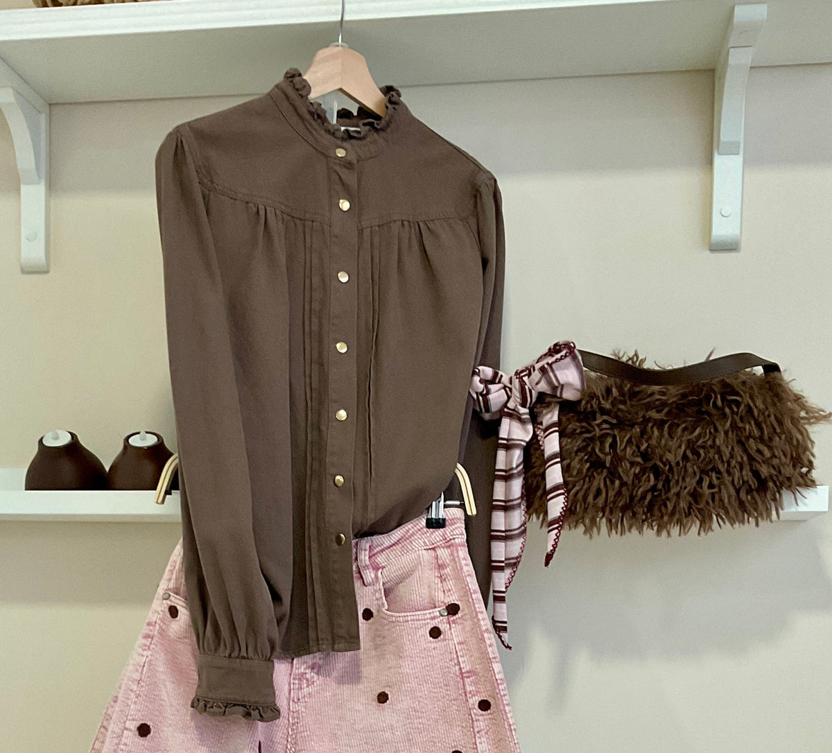 Marrón | Camisa Bridgerton marrón con pantalón rosa de pana con topos