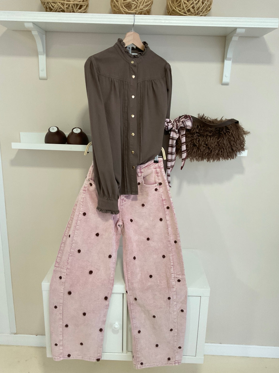 Rosa | Pantalón de pana con topos con camisa Bridgerton Choco