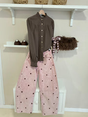 Rosa | Pantalón de pana con topos con camisa Bridgerton Choco