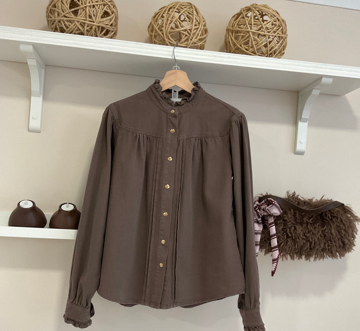 Marrón | Camisa Bridgerton marrón - vista frontal