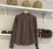 Marrón | Camisa Bridgerton marrón - vista frontal