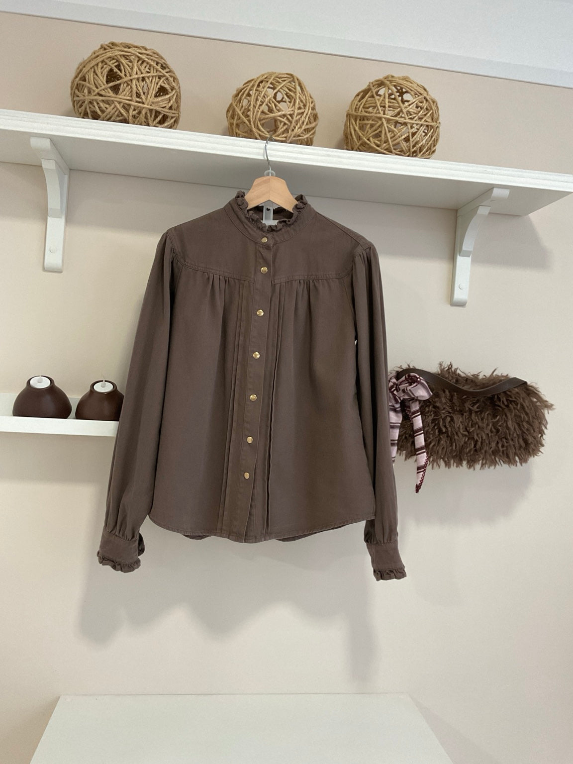 Marrón | Camisa Bridgerton marrón - vista frontal