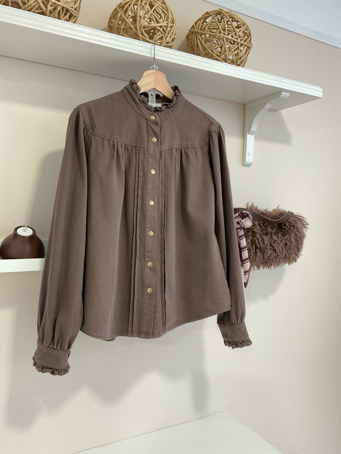 Marrón | Camisa Bridgerton marrón - vista frontal y detalles