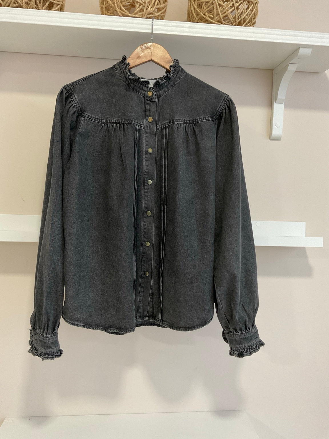 Gris | Camisa Bridgerton - vista frontal