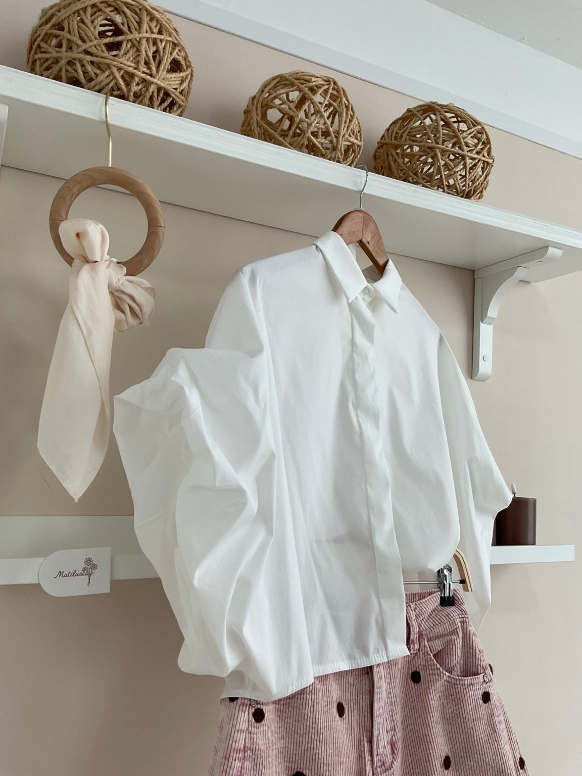 Blanco | Detalle de las mangas abullonadas de la camisa