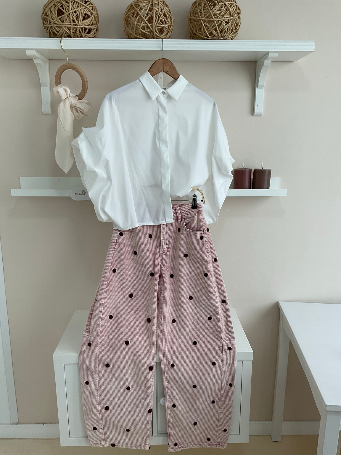 Blanco | Camisa de mangas abullonadas con pantalón rosa de topos