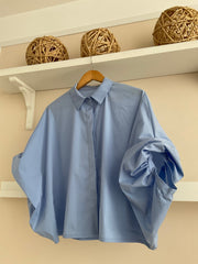 Detalle de manga abullonada camisa azul celeste